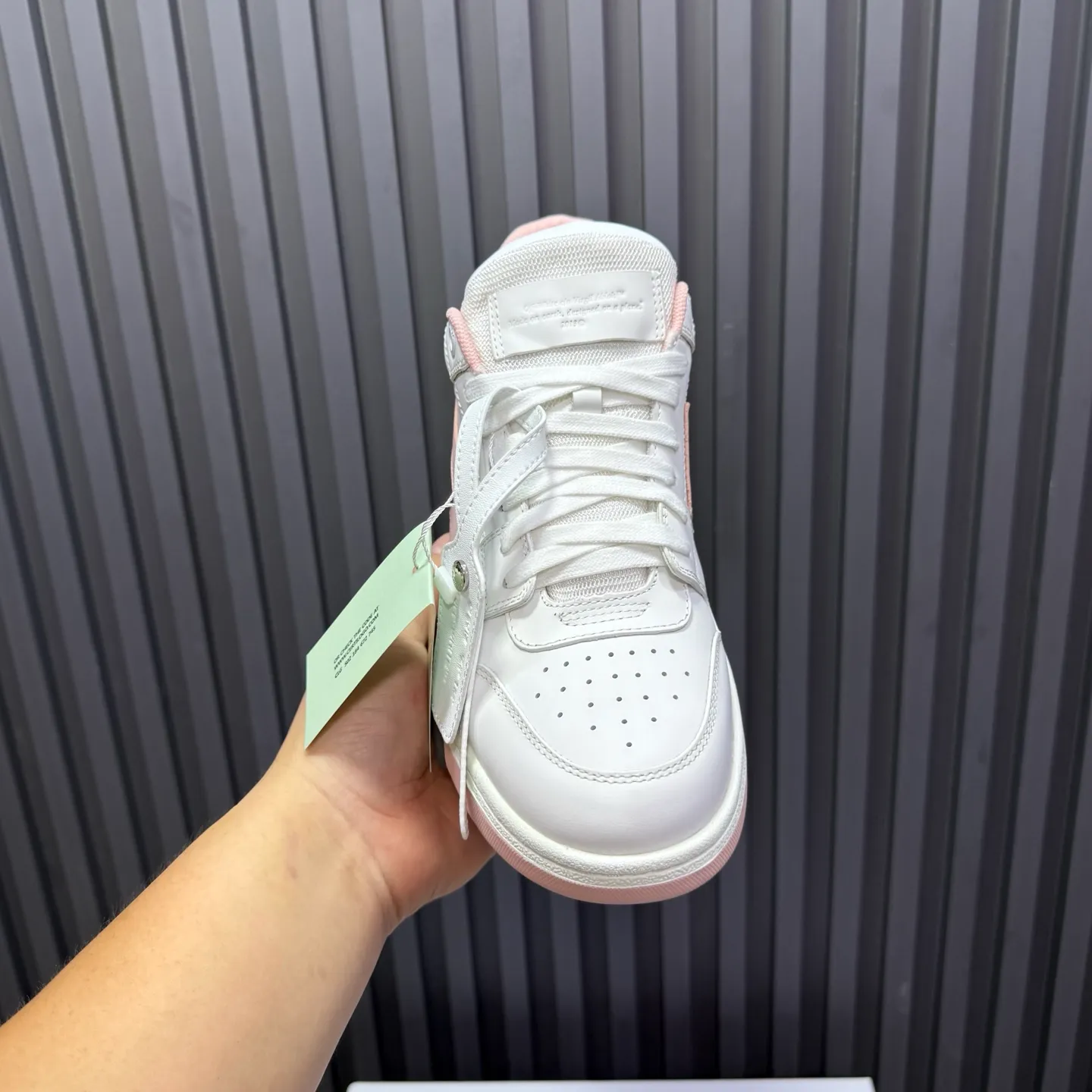 【off- white】P: 620💰Couple model👫, Size: 35-44 (Customized for men 38.45.46) High-quality version👊 "Out of office" series original molding, original lasting, production process 1:1 Original ➰OFF GRAY WHITE OW ➰ First-layer cowhide Imported skin-friendly and environmentally friendly polyester mesh Original molding high elastic and environmentally friendly molding pad Made with the original lasting process. The original molded rubber outsole (never yellows and deforms) has a super correct shape, bright color and strong three-dimensional effect👍. Packaging💯Full set of packaging synchronized with the official website (branded paper, certificate of quality, branded cloth bag)